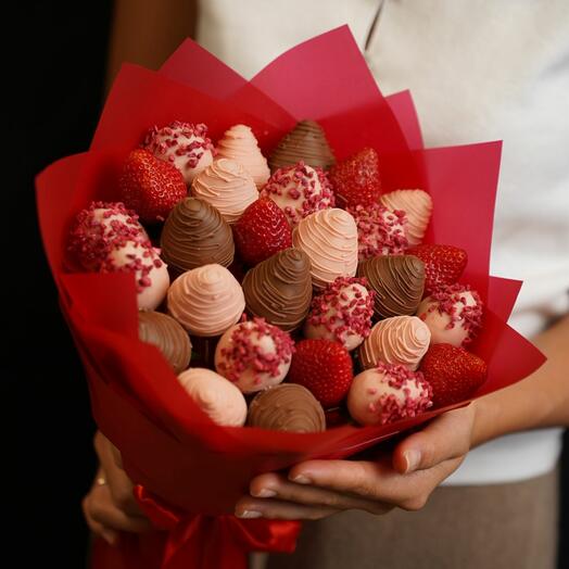 Букет М размера со свежей клубникой