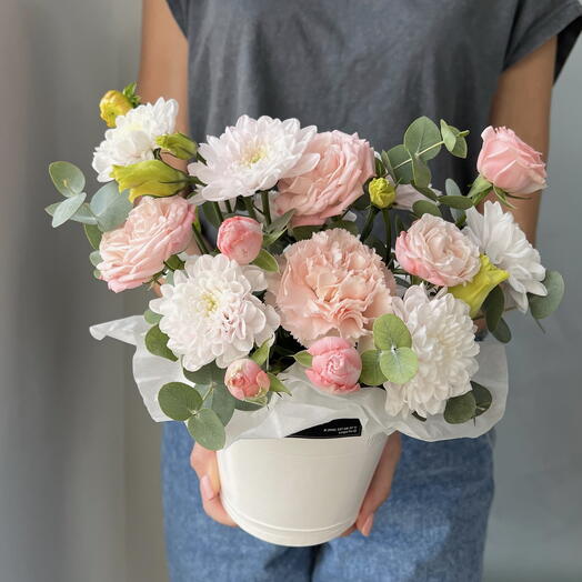 Композиция из пионовидных роз и хризантемы