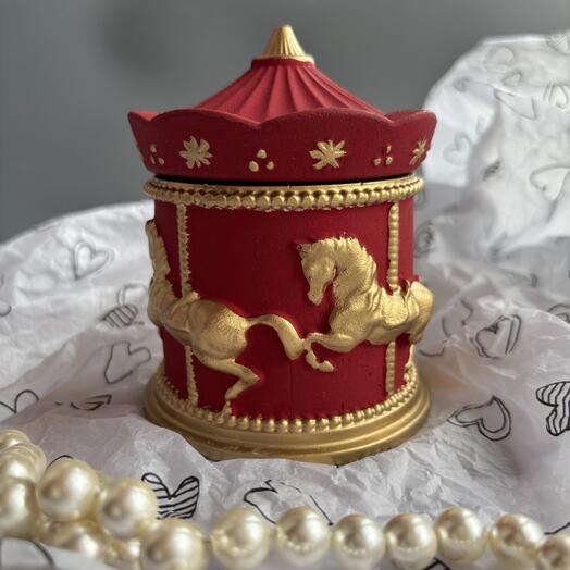 Шкатулка гипс красная карусель с лошадками символ нового года для создания особенной атмосферы дома