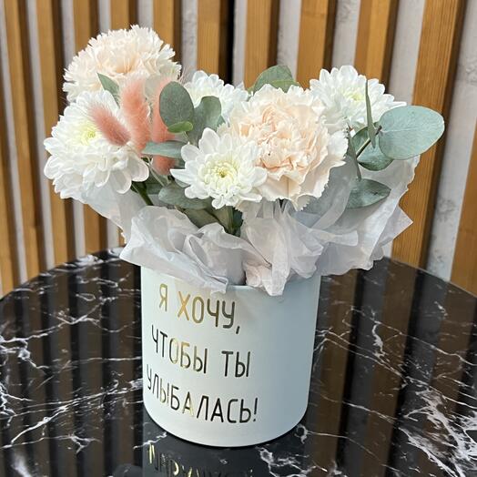 Цветочное ассорти в шляпной коробке