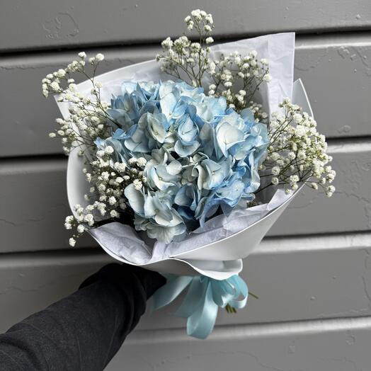 Букет с голубой гортензией и гипсофилой💙