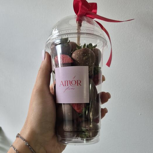 Клубника в шоколаде в стакане