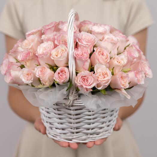 51 розовая роза Sweet Eve в корзине