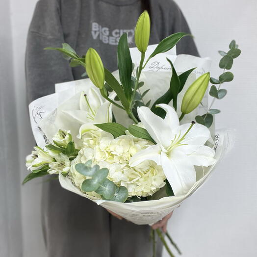Авторский букет с белой гортензией, лилией, альстромерией и эвкалиптом