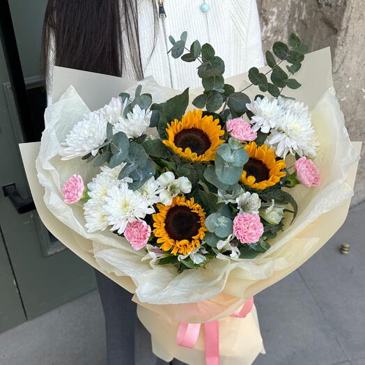 Сборный букет из хризантем и подсолнухов