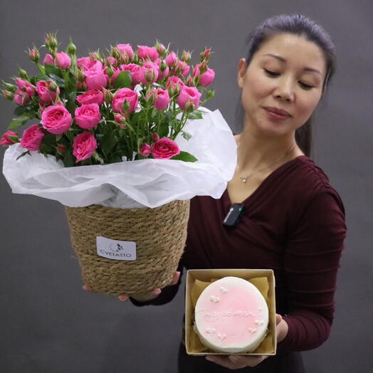 Корзина с кустовыми розами + бенто торт в подарок