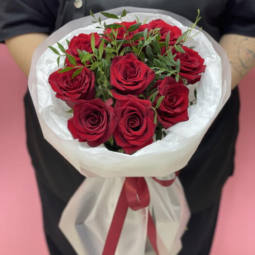 Букет красных роз с зеленью