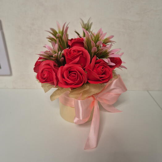 Букет 13 алых роз из мыльной пены