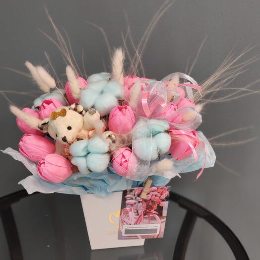 Композиция из мыльных тюльпанов и сухоцветов