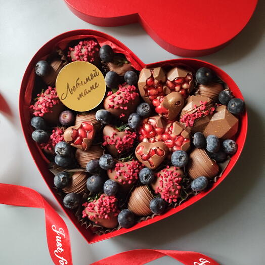 Большой подарок маме клубника в шоколаде, гранат, голубика и дубайский шоколад