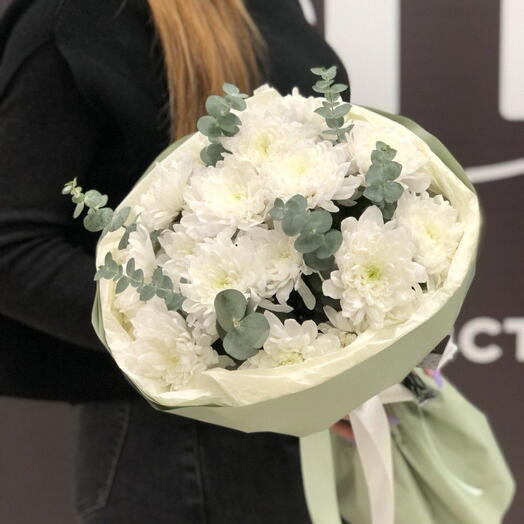 Моно букет хризантем с эвкалиптом