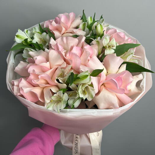 Букет из французких роз с альстромерией🌸