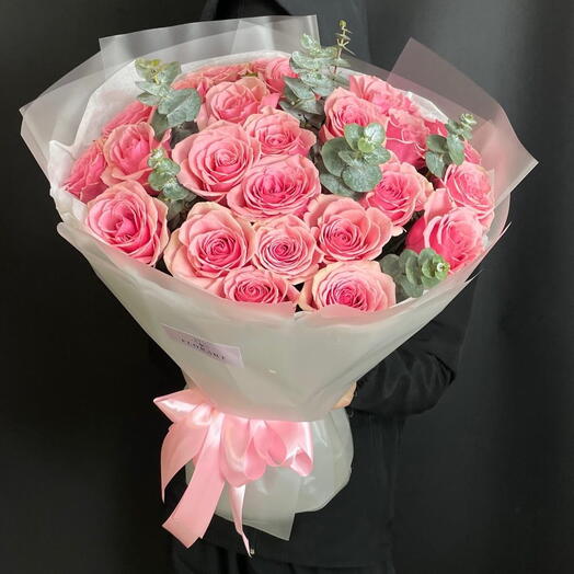 Нежные розовые розы с эвкалиптом