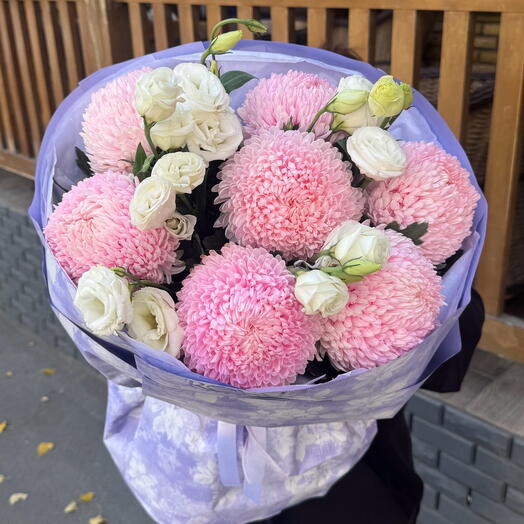 Объемный букет из хризантем и лизиантуса