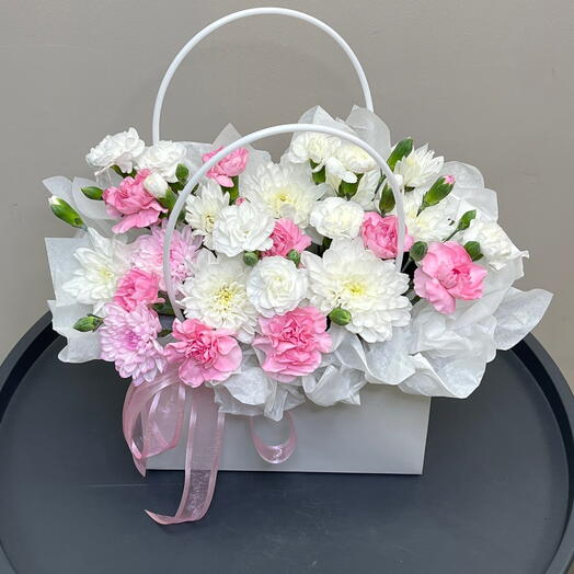Стойкие диантусы и хризантема в сумочке 🌸