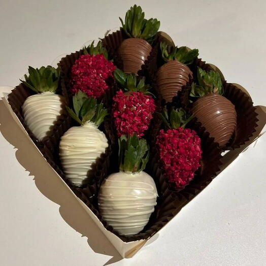 Набор клубники в белом и молочном шоколаде