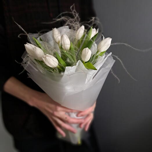 Букет-комплимент из белых тюльпанов и стифы