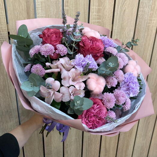 «Малиновый сорбет» букет с пионовидными розами, лунными гвоздиками, хризантемами сантини и эвкалиптом