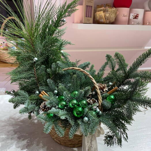 Новогодняя композиция в мягкой корзине