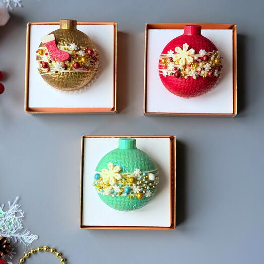 Набор из шоколадных бомбочек Красная, золотая, белая