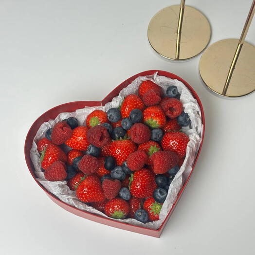 Подарочный набор в коробке сердце из свежих ягод, малина голубика клубника