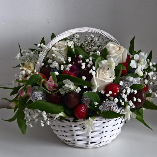 Композиция из клубники в шоколаде в корзинке "Королевский сад"