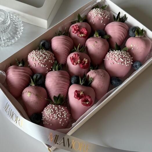 Клубника в розовом шоколаде 15 ягод