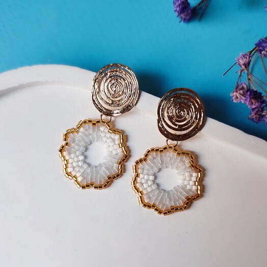 Серьги "Легкий вихрь" из бисера, сатиновый+золотистый, ручная работа