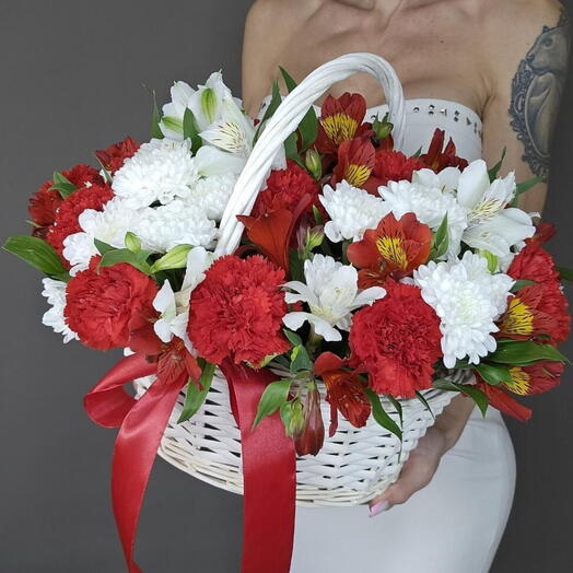 Корзина из гвоздики, хризантемы, альстормерии