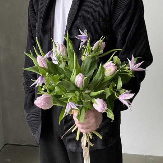 Сиреневые пионовидные тюльпаны и клематис