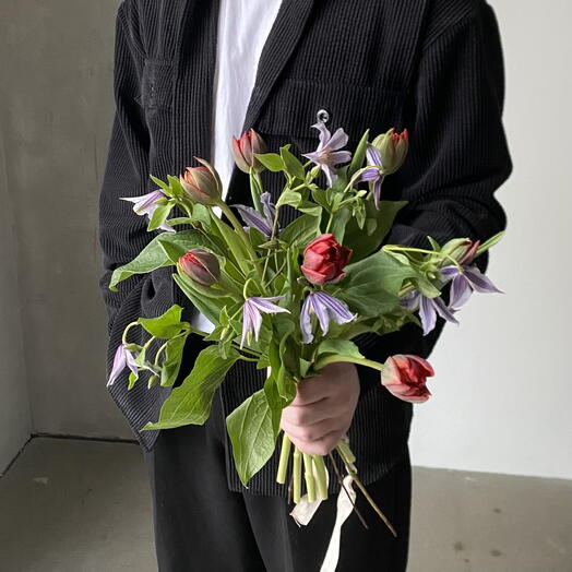 Небольшой весенний букет: красные пион тюльпаны и колокольчики