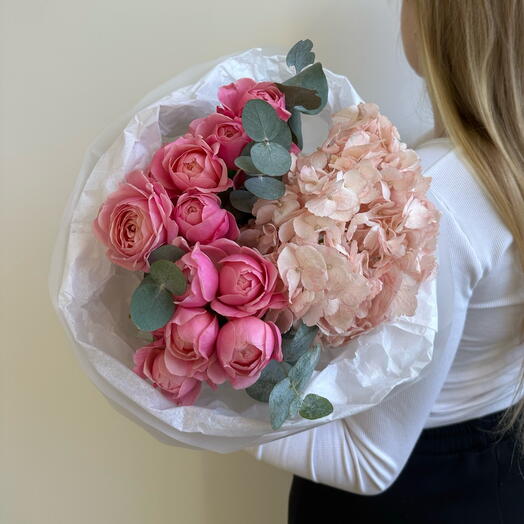Букет с кружевной гортензией, эвкалиптом и кустовой розой Сильва пинк💗