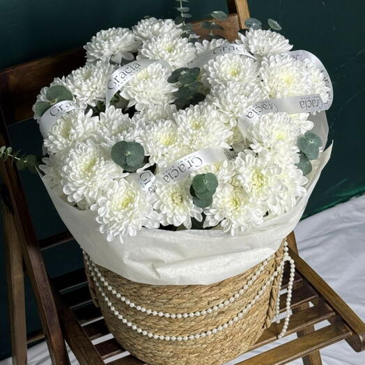 Хризантема в кашпо с эвкалиптом L