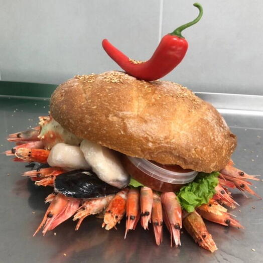 «Крабсбургер» с икрой и морепродуктами