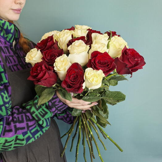 15 роз красная белая