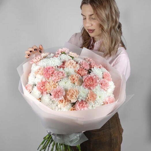 Нежный букет с гвоздикой и хризантемой Алтай, размер XL