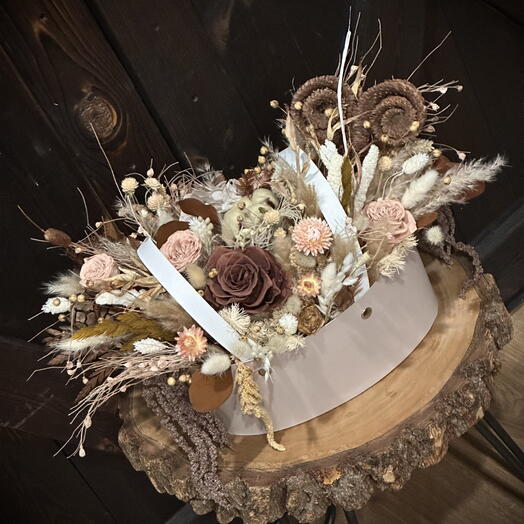 «Молочный шоколад». Композиция со стабилизированными цветами и сухоцветами