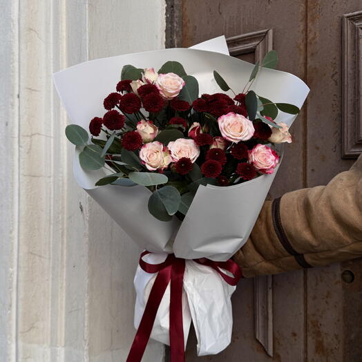 Сборный букет с кустовой хризантемой