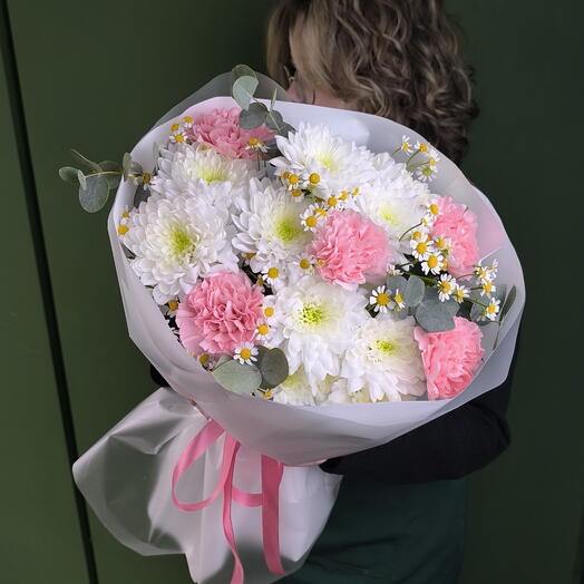 Моно букет из хризантем и дмантусов