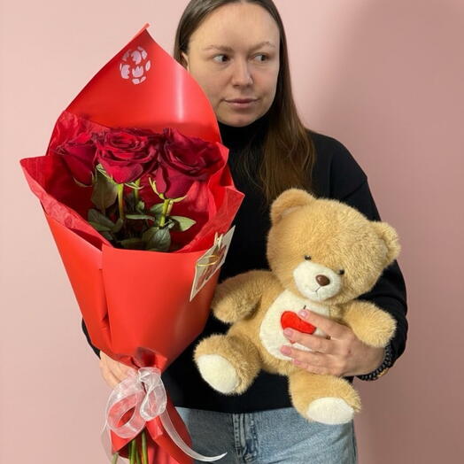 Набор из Букета красных роз с плюшевым мишкой