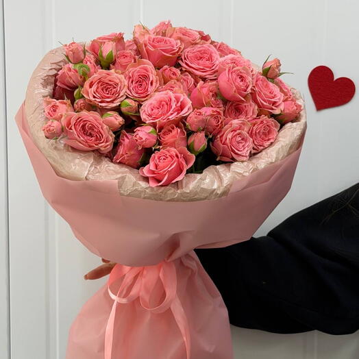 Букет из коралловых кустовых роз