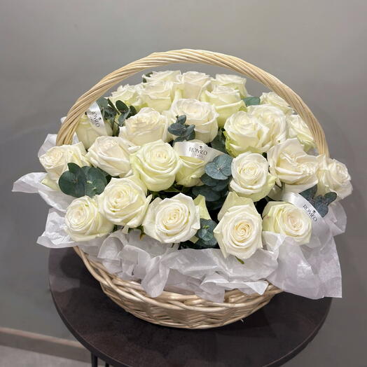 Корзина из 31 белой розы