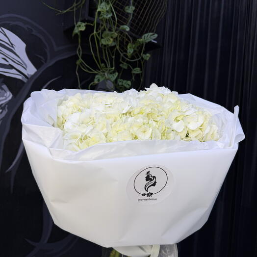 Воздушный моно букет с гортензиями