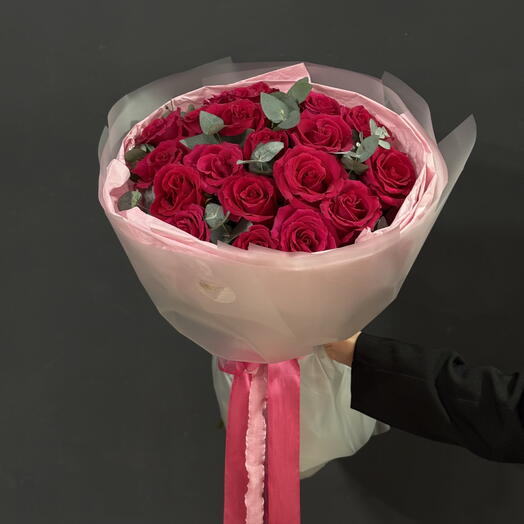 19 малиновых роз с эвкалиптом «Любимой»