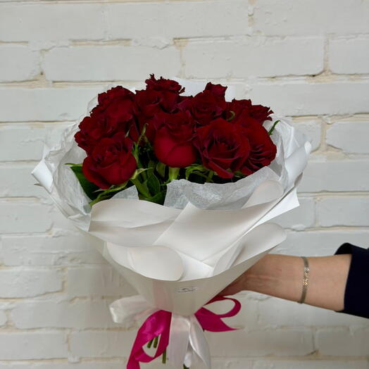 Букет из 11 красных роз в воздушном облаке