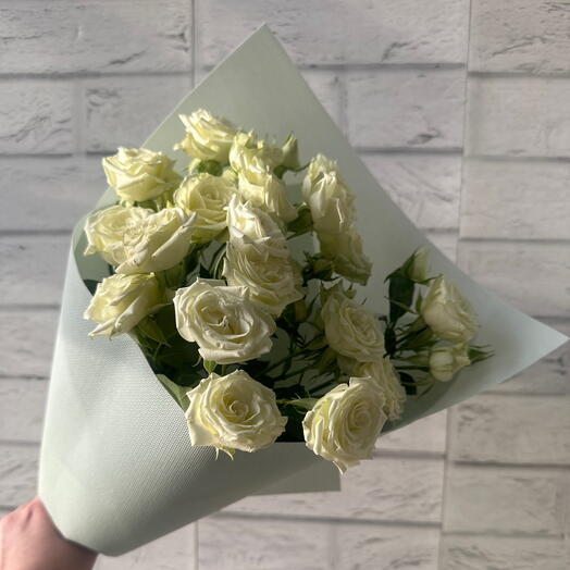 Букет из белой кустовой розы
