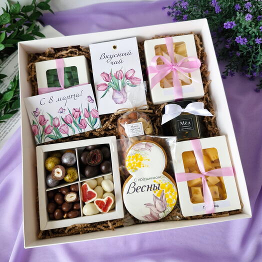 Средний со сладостями к 8 марта