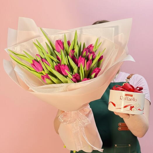 Набор из букета 25 тюльпанов и раффаэлло