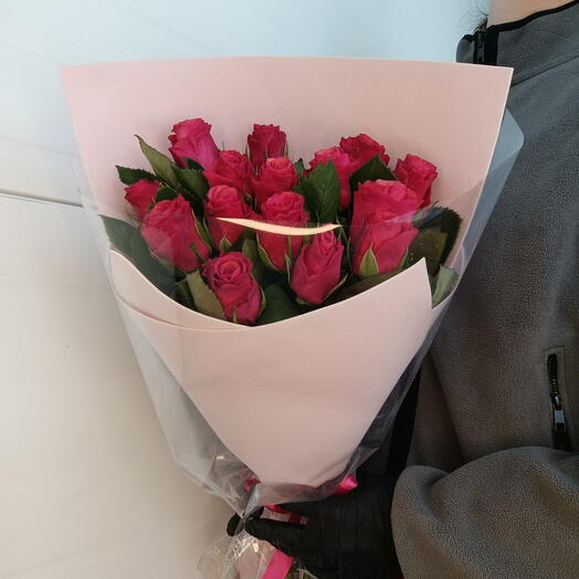15 малиновых роз