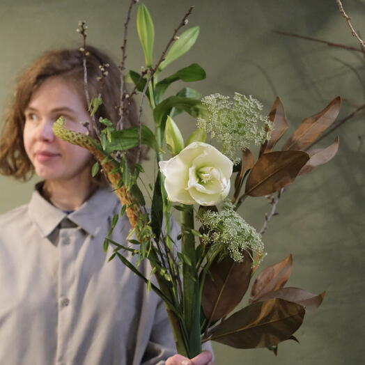 Лилия, амариллис, зонтики и ветви - Необычный весенний букет